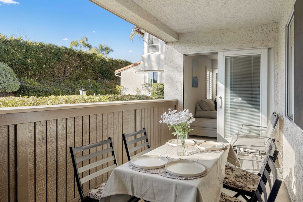 Walk to Beach Pool, Hot Tub, Private Patio, Parking Seabreeze Retreat
