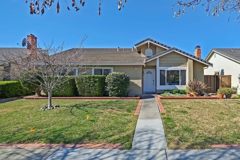 @ Marbella Lane - 4BR Home Away From Home Ldry