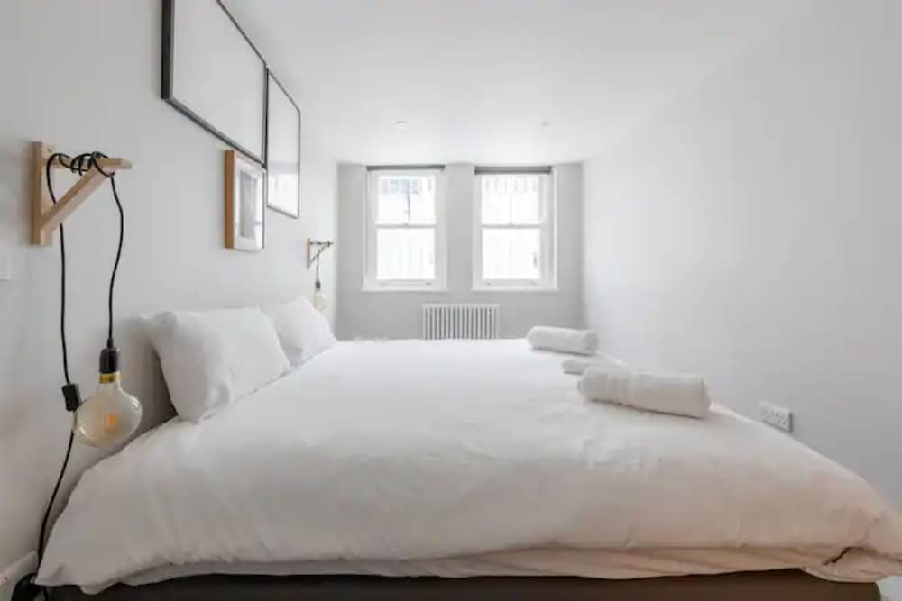 Chic 1BD Flat W/patio - 2 Mins From Baron's Court!