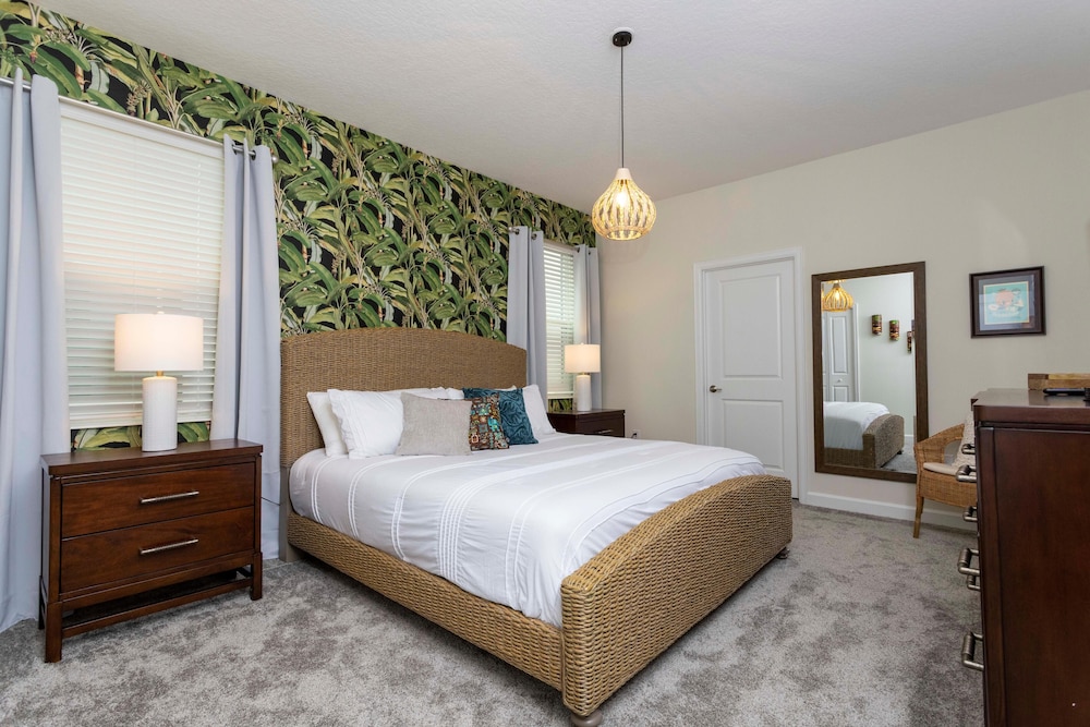 811 ST - 9BR Luxury Home: Private Pool view 5