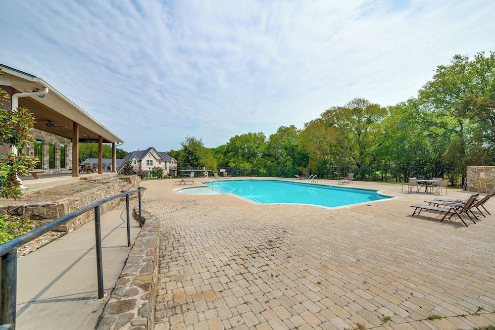 Spacious Texas Retreat w/ Community Pool