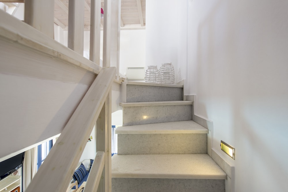 Earino Suites & Villas