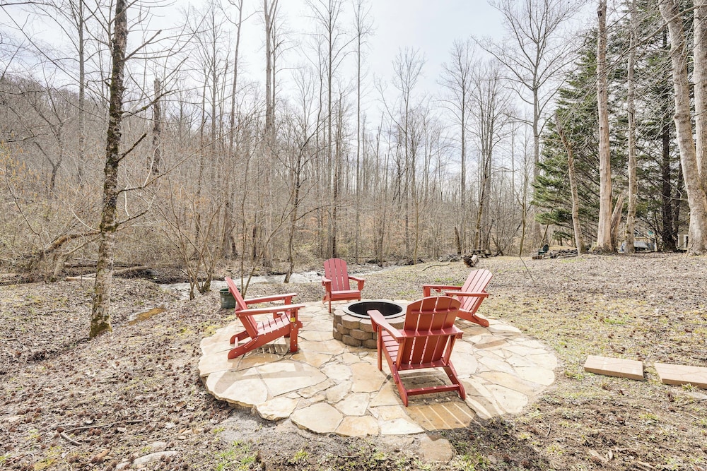 7 Mi to Lake Chatuge: Creekside Cabin w/ Decks!