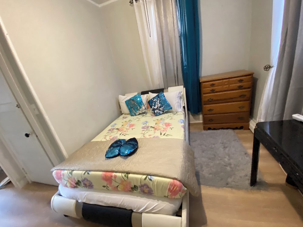 Charming 2 Bedrooms apt One Step to NYC