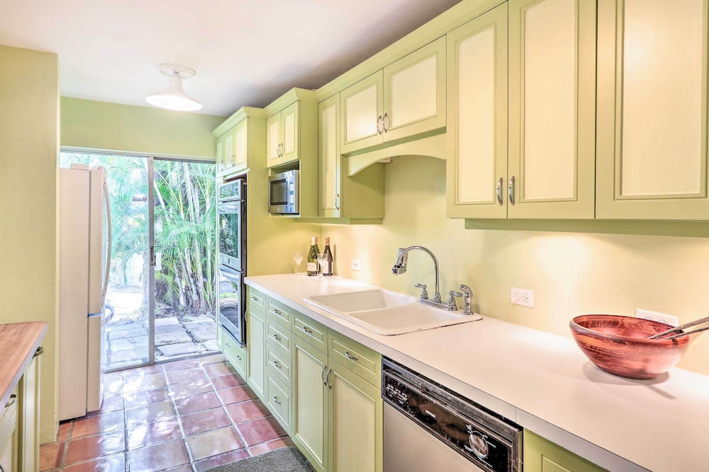 Bright St Thomas Getaway W/pool, 3Mi to Magens Bay