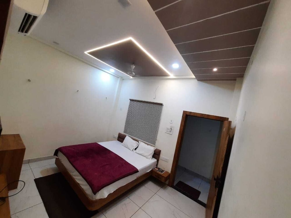 Hotel G R Inn near Temple & Rail Station