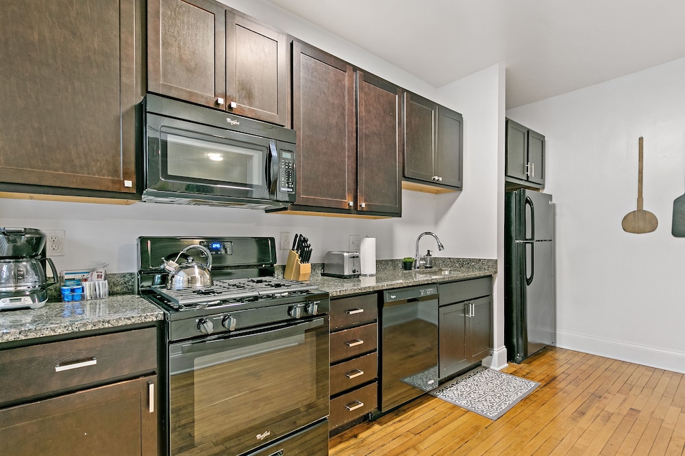 Chic 2BR Escape - Buckingham 1