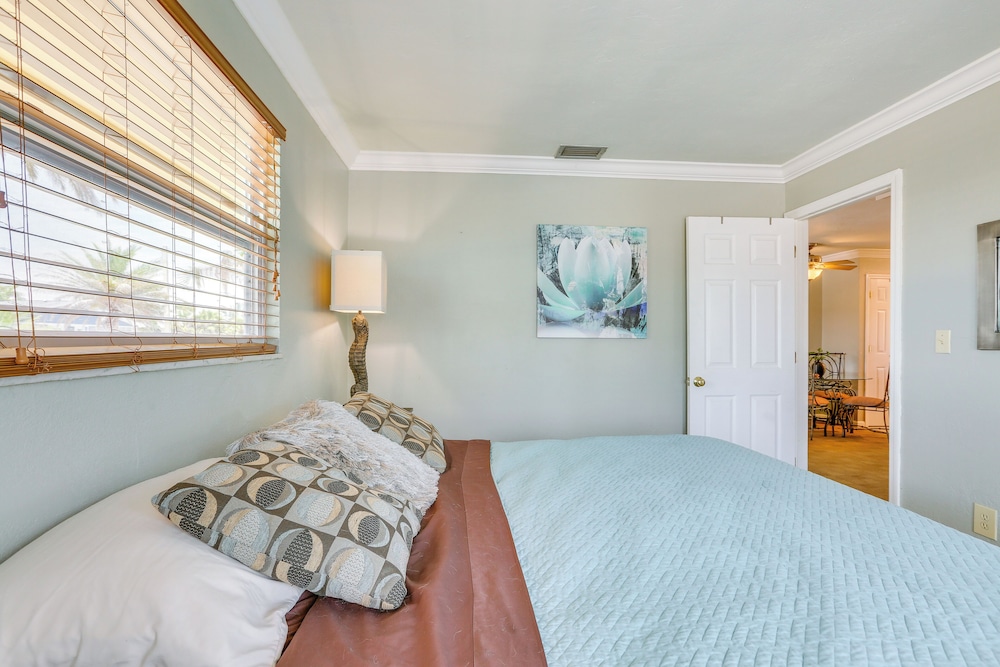 Dog-friendly Getaway: Steps to Fort Myers Beach!