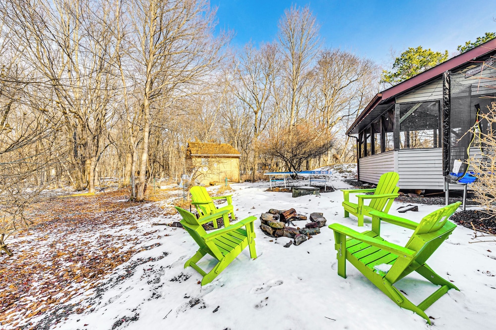 Hot Tub & Game Room: Long Pond Getaway!