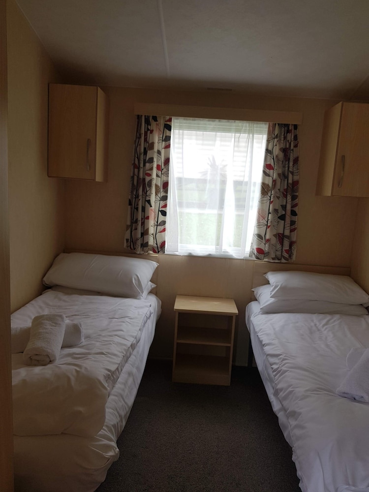 2br-pool-garden-parking-wifi-sleeps6 view 2