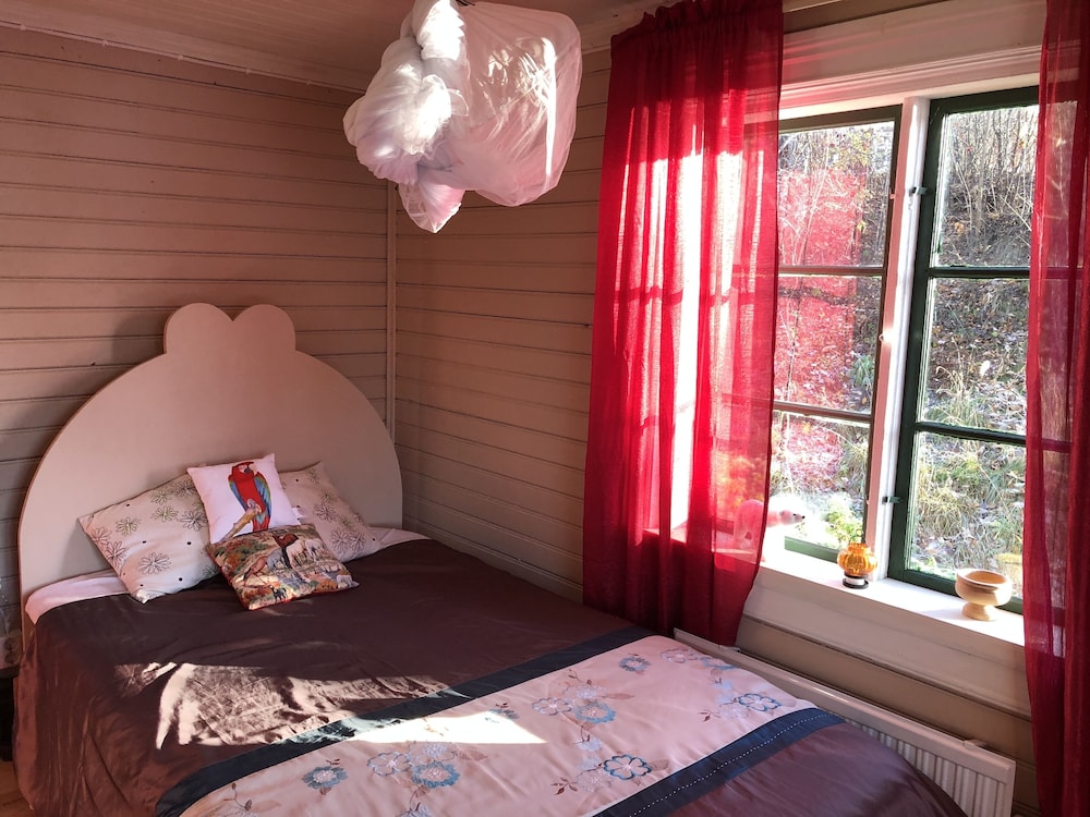 Tranquil Lakeside Cottage Retreat view 3
