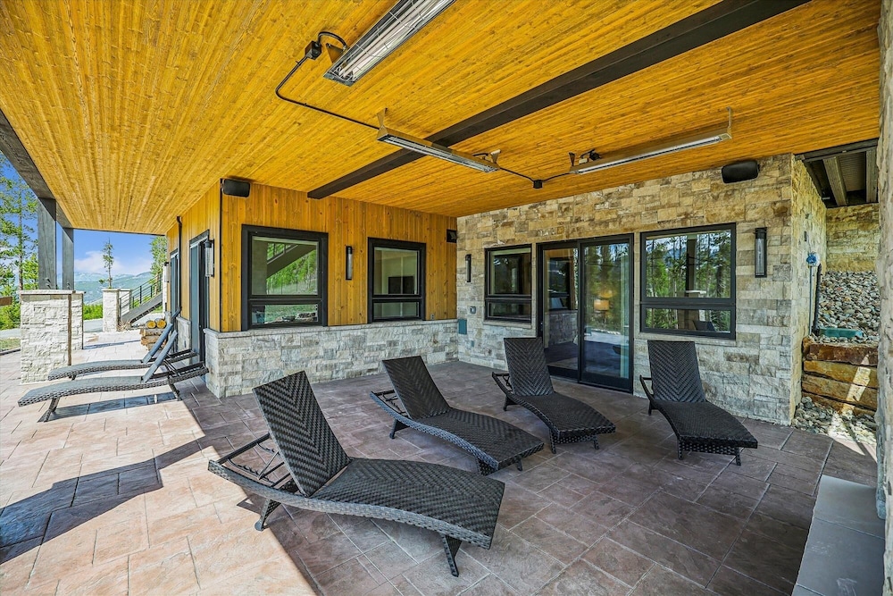 The Crowne Summit 6 Bedroom Home