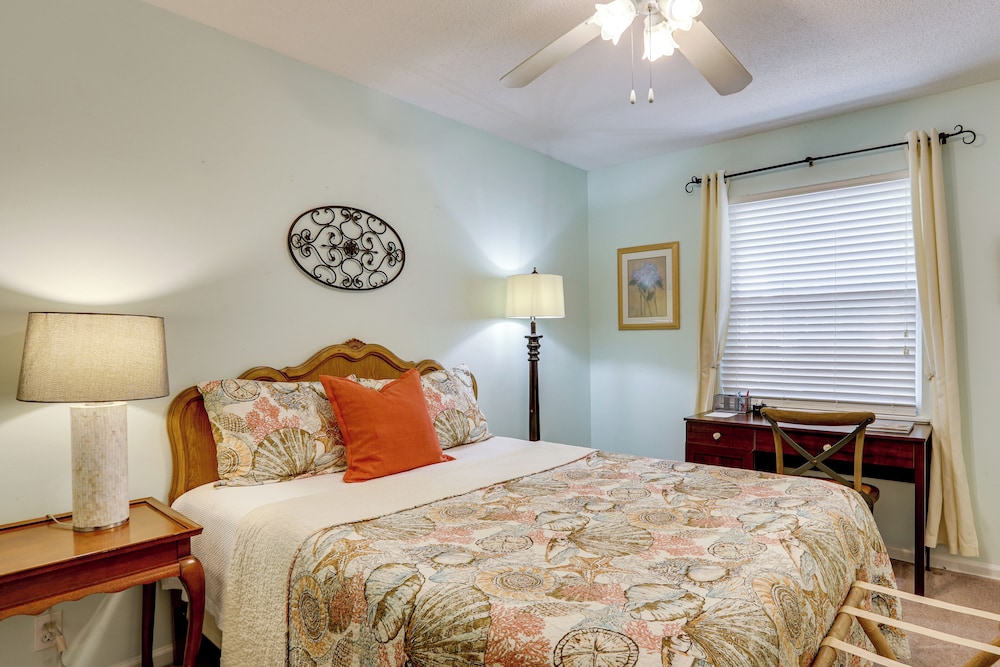 4 Mi to St Simons Beach: Home w/ Furnished Deck