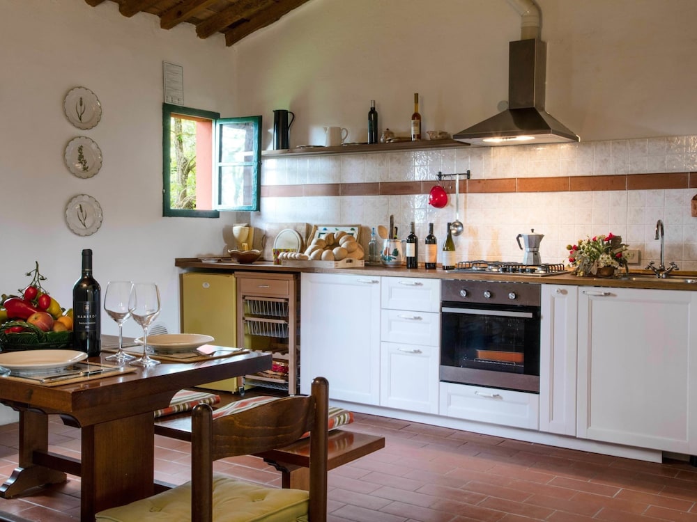 Spacious Tuscan Farmhouse photo 5