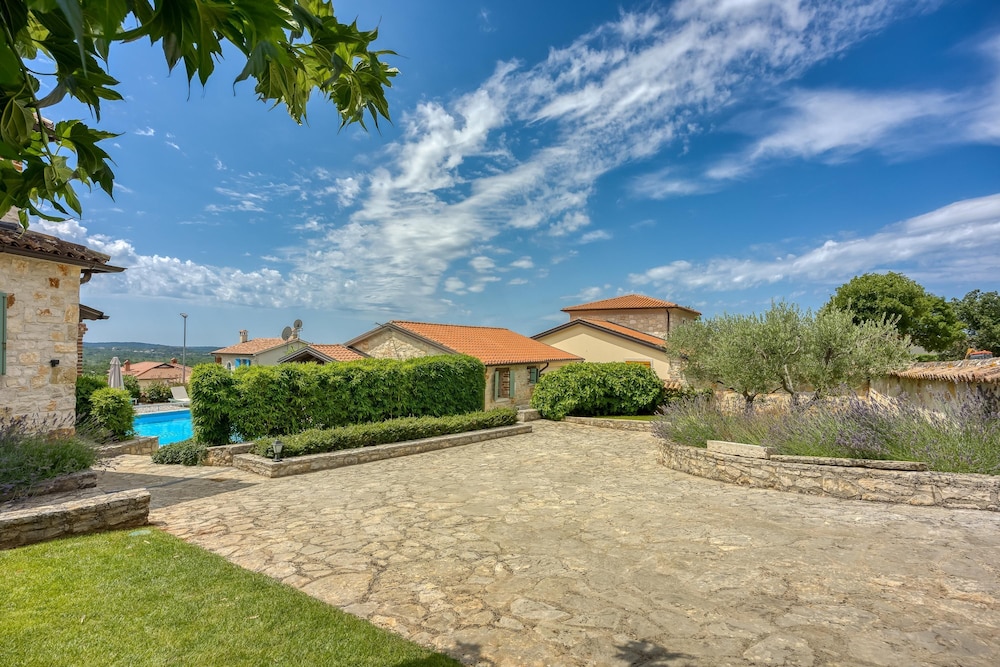 Vila Amyra With Pool