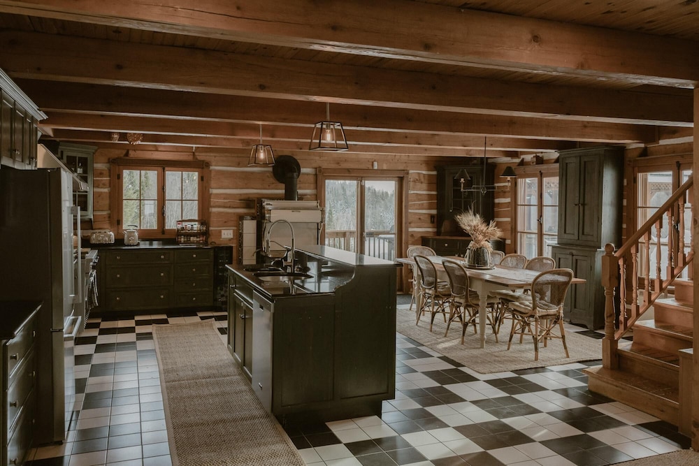 Manoir du Canard - 1800s Authentic Quebecois log Home With Modern Amenities