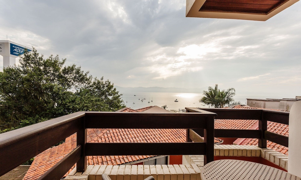 JOFs Apartamentos c Piscina e Vista Mar