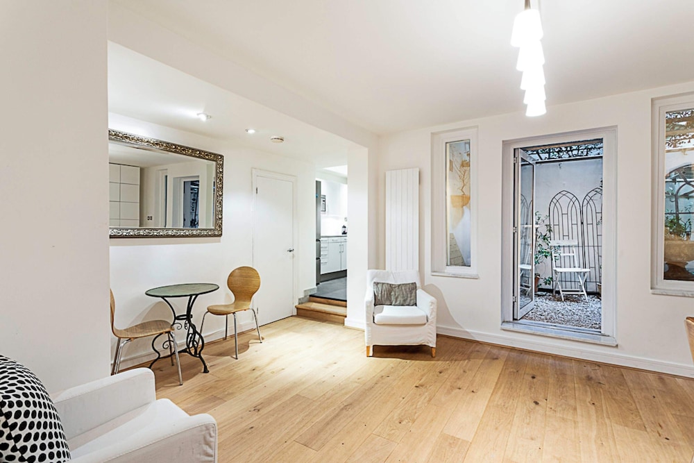 Richmond Hill Top Apartment