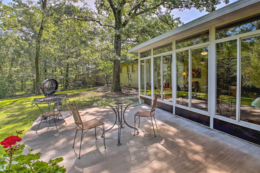 Hotel Charming Hot Springs Home w/ Sunroom & Yard - Image 1