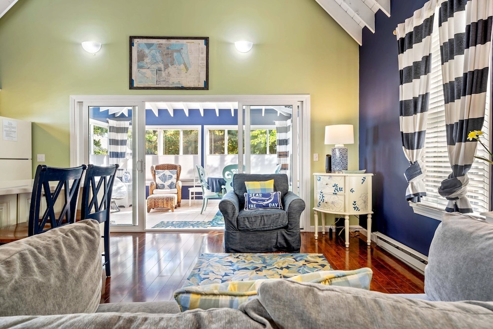 Captains Cottage Sleeps 6!