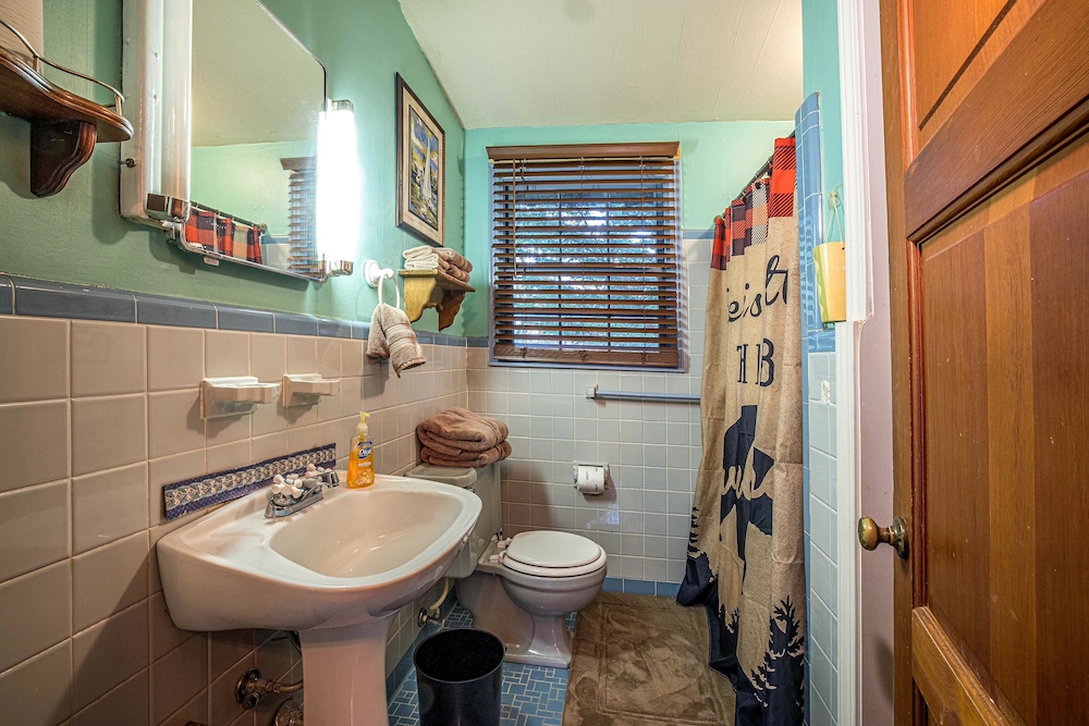 Bear Creek Lodge and Cabins in Helen Ga - Pet Friendly, River on Property, Walking Distance to downtown Helen