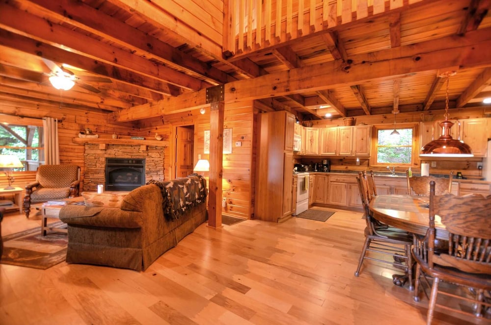 Moonshiner's Hideaway 2 Bedroom Cabin by Redawning