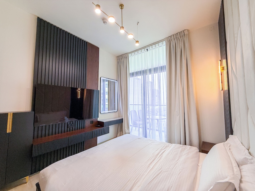Luxury 1BR 2 Baths JVC