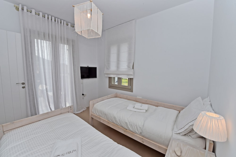 White Tinos Luxury Suites photo 2