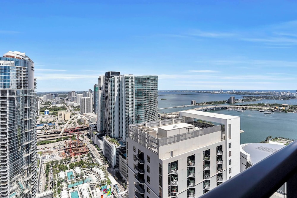 Luxury 1BR Penthouse, Bay & City Views Downtown