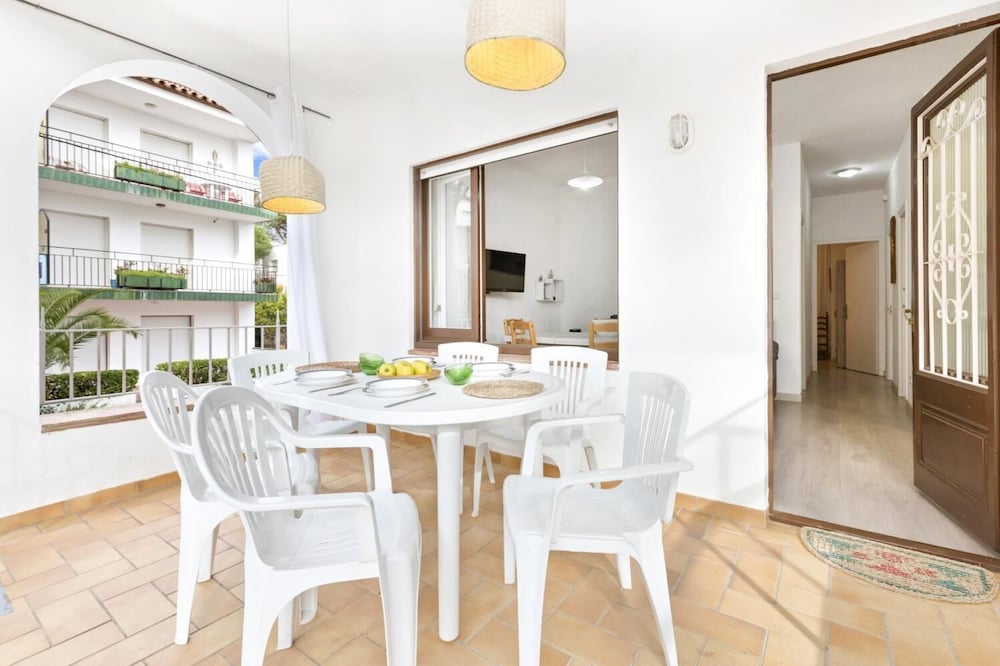 Blanch in Llafranc With 5 Bedrooms and 2 Bathrooms