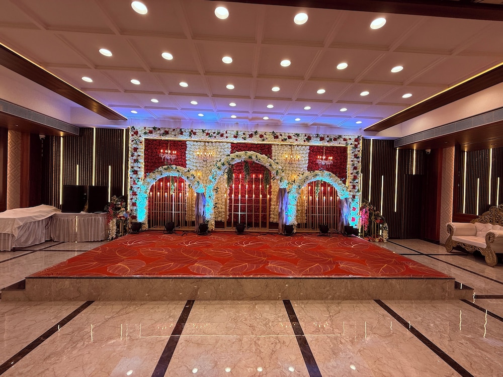 Hotel Saffron Grand Thane