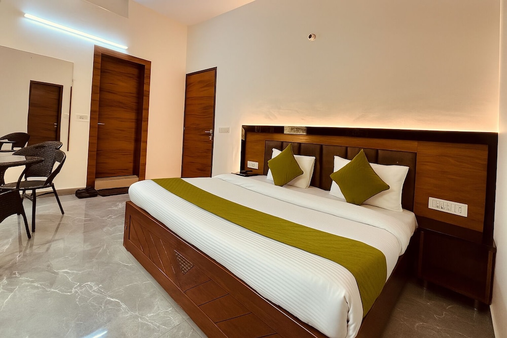 Hotel Yash Regency - Managed by JMD Group