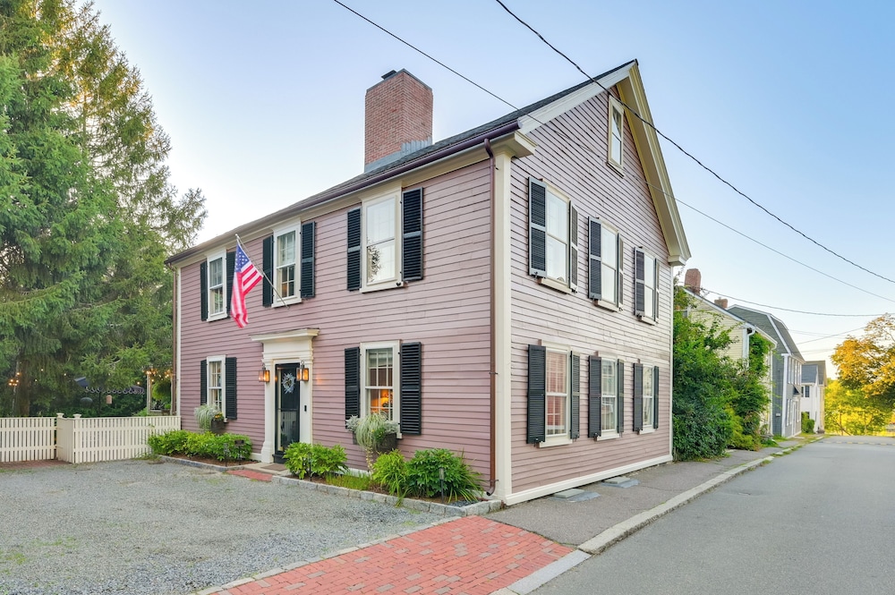 < 1 Mi to Dtwn Salem: Apt w/ Shared Patio & Yard!