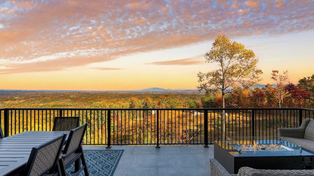 Luxury Group Retreat w/ Indoor Pool, Arcade & 56-mile Views Grand Vista Retreat