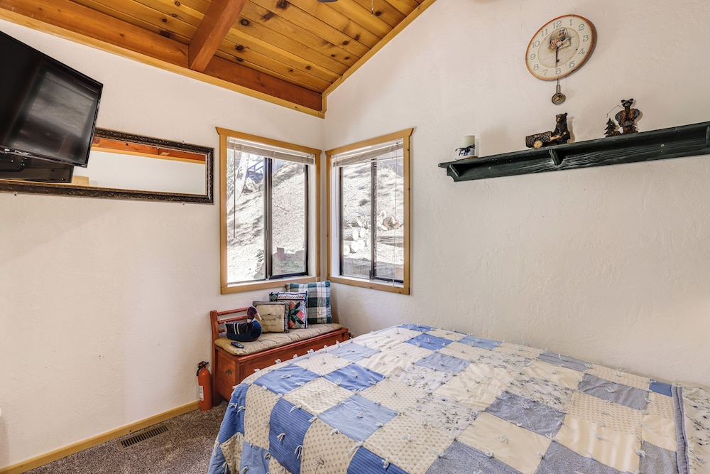 1 Mi to Skiing: Mtn-view Cabin in Big Bear Lake