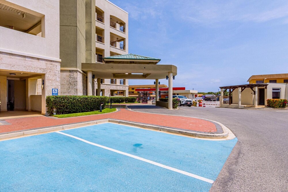 Beautiful 2BR Condo w Great Amenities Palmbeach