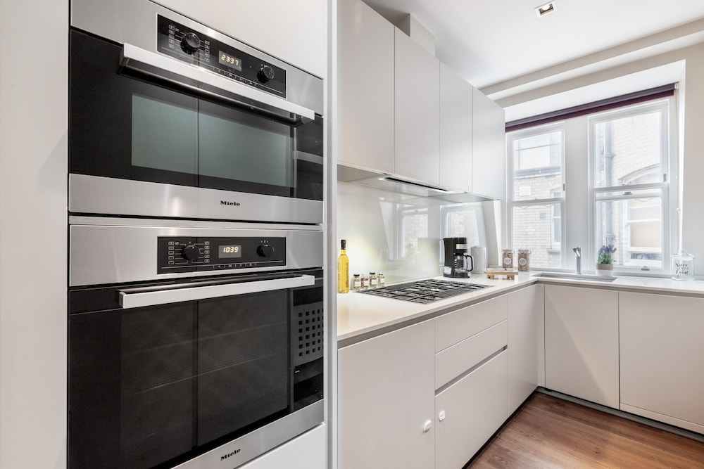 Stylish 2BR 2BA by the Heart of Soho