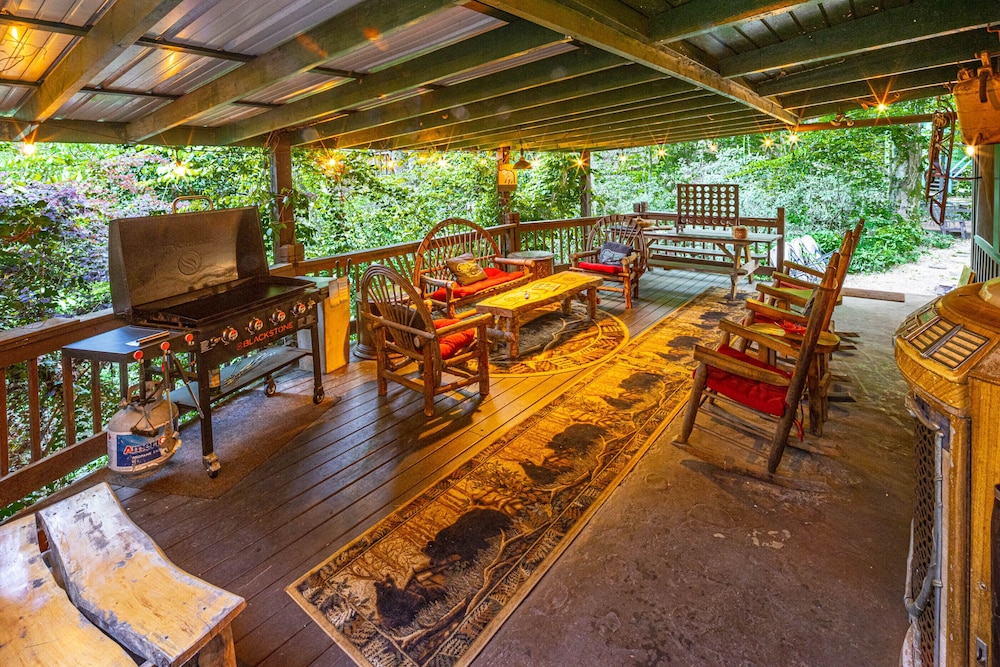 Bear Creek Lodge and Cabins in Helen Ga - Pet Friendly, River on Property, Walking Distance to downtown Helen