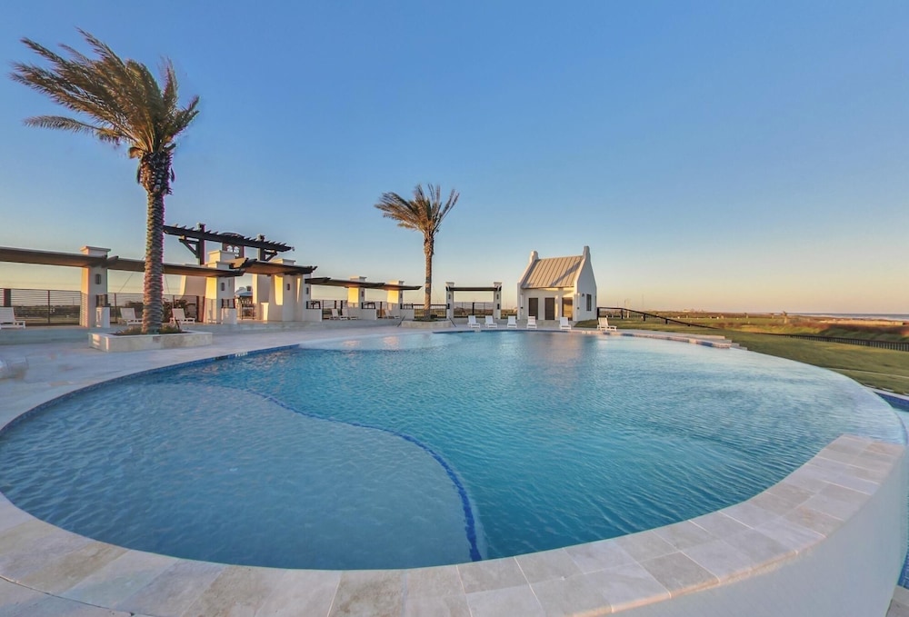 Paradise By The Sea 4 Bedroom Home by RedAwning view 4