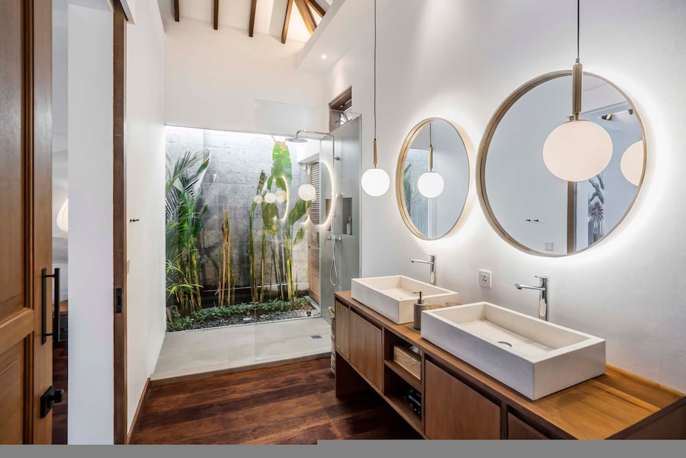 Villa Nusantara 4 by Alfred in Bali - Brand NEW Luxury 4BD Pool Villa Pererenan Beach Caggu
