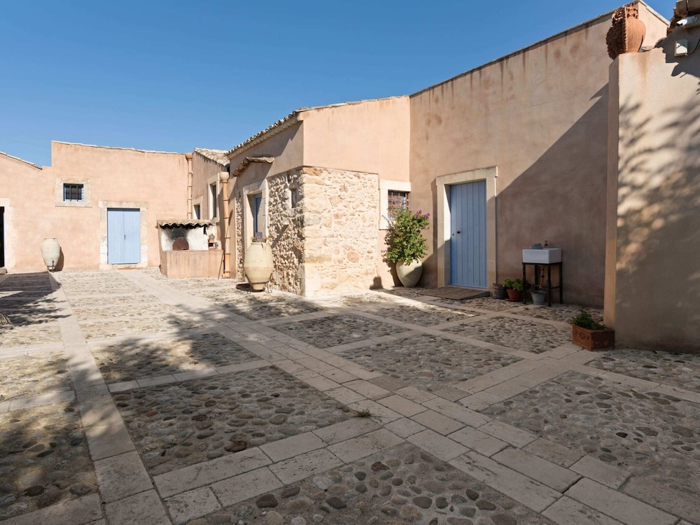 Farmhouse in Noto With Pool and Garden view 2