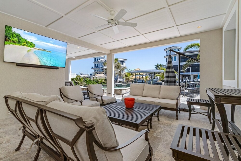 260 Coastal Luxe Retreat: 5bd/4.5ba, Pool & Spa, Water Views 5 Bedroom Home