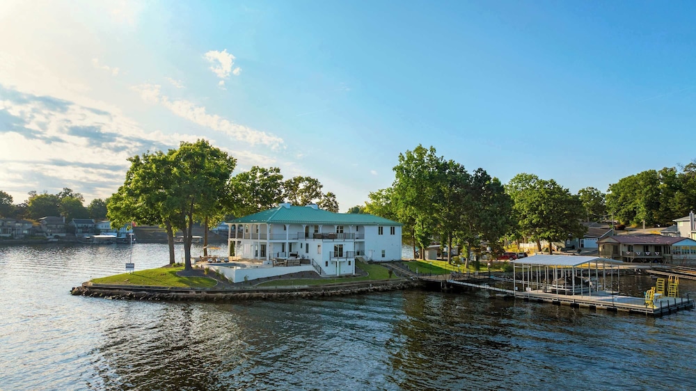 Panoramic Paradise - Lakefront Home for 15
