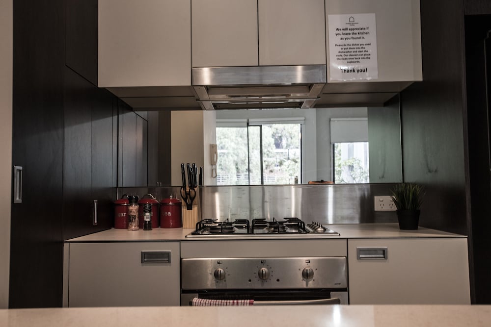 ReadySet Apartments on Altona view 3