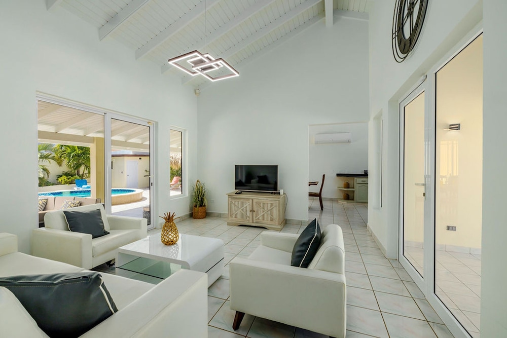 Newly Renovated 4BR 4BA Private Pool Eagle Beach