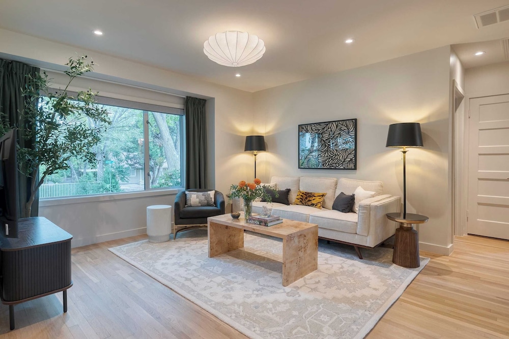 Modern Austin Home w/ Pool, Putting Green & Coffee Nook Townes Retreat by Avantstay