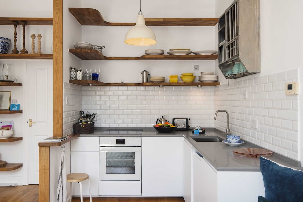 Bright Talbot Road Apartment view 3