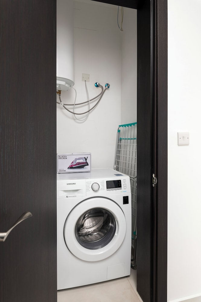 Modern Stylish 3 BR APT with Balcony