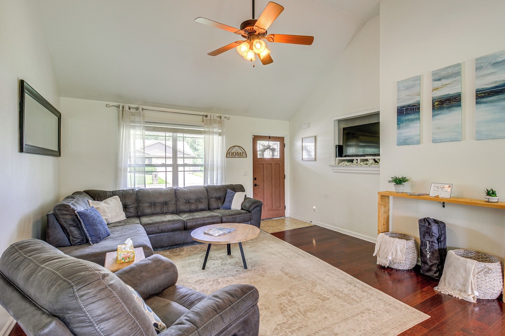 13 Mi to Chattanooga: Family Home w/ Backyard!