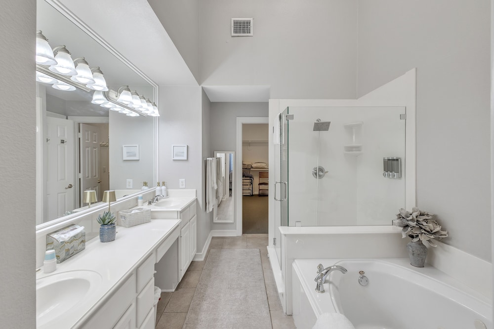Spacious Urban Uptown Retreat 3 Bedroom Townhouse